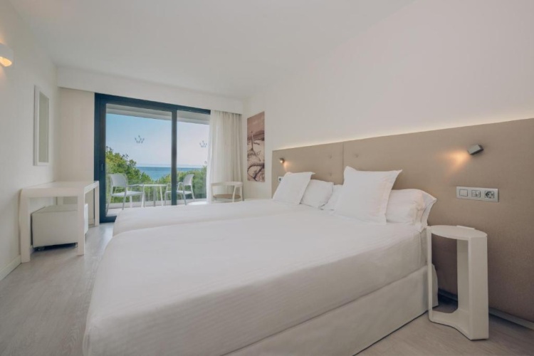 Standard Twin room with garden view