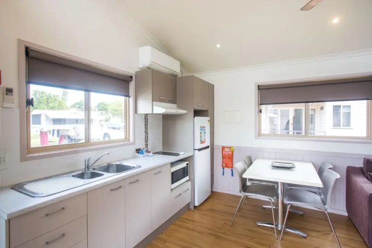 2 Bedrooms Economy room with balcony