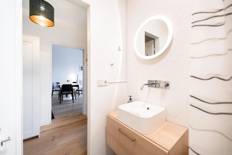 Designer 1BR Apartment with Pool & Prkg