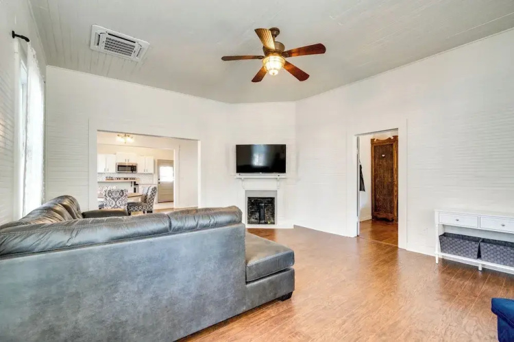 Charming 100-year-old Home < 1 Mi to Downtown