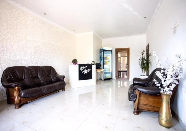 Gotel' River House