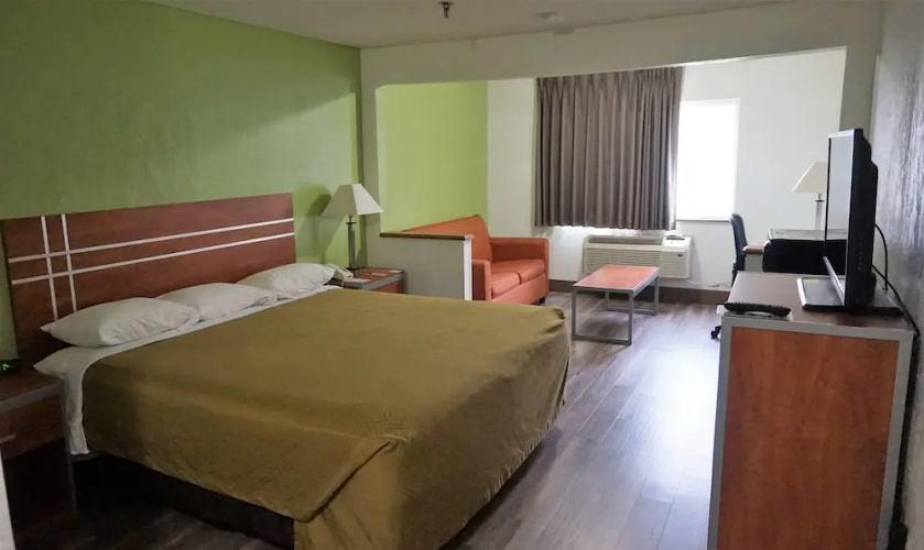 Econo Lodge & Suites