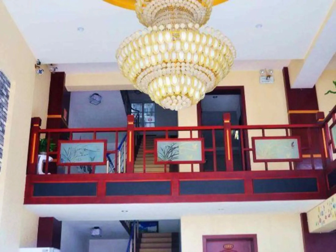 Emeishan Chunnuan Huayi Theme Hotel