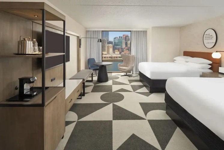 Standard Quadruple room with city view