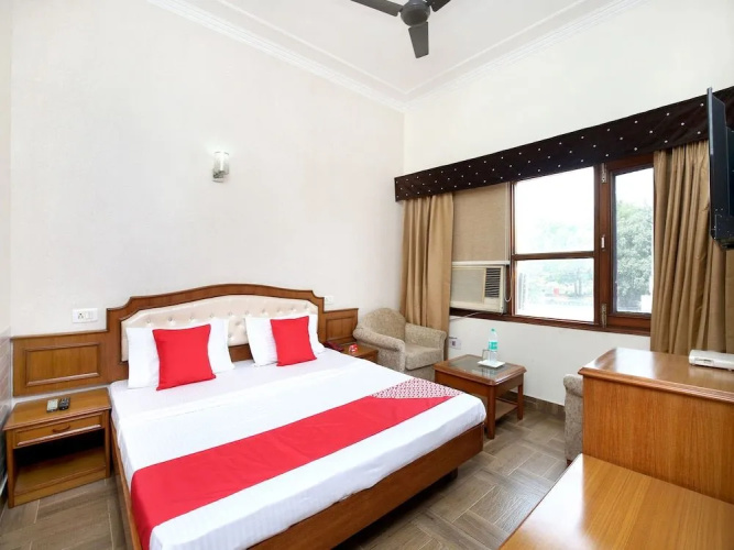 OYO 16376 Hotel Paras