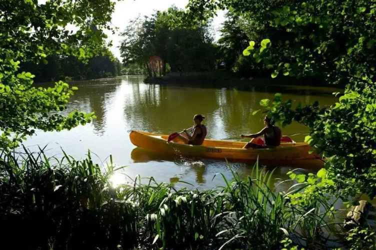 Les Lacs De Courtes