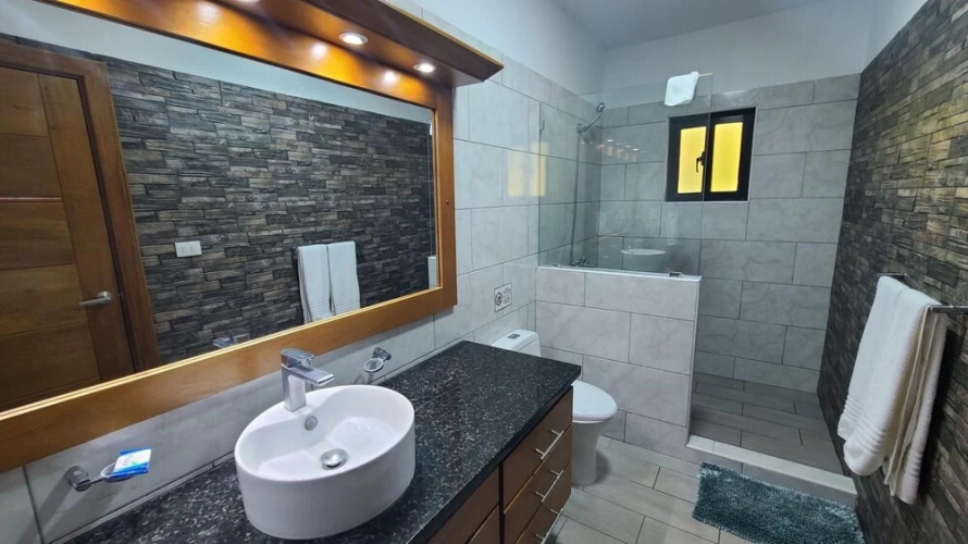 Bachelor s Heaven - Private and Spacious