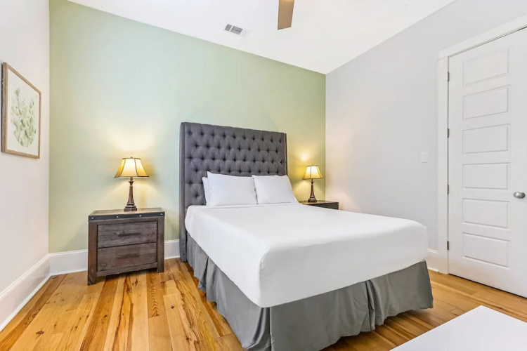 Chic 4 BR Condo - Large Pool - Perfect Location