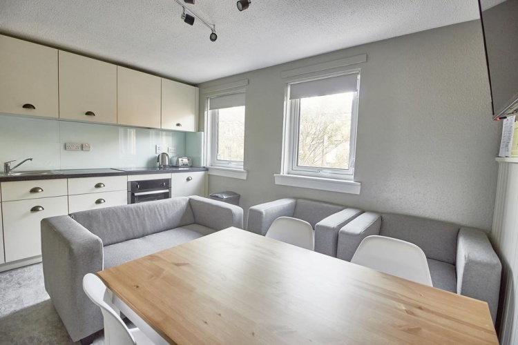 4 Bedrooms Apartment