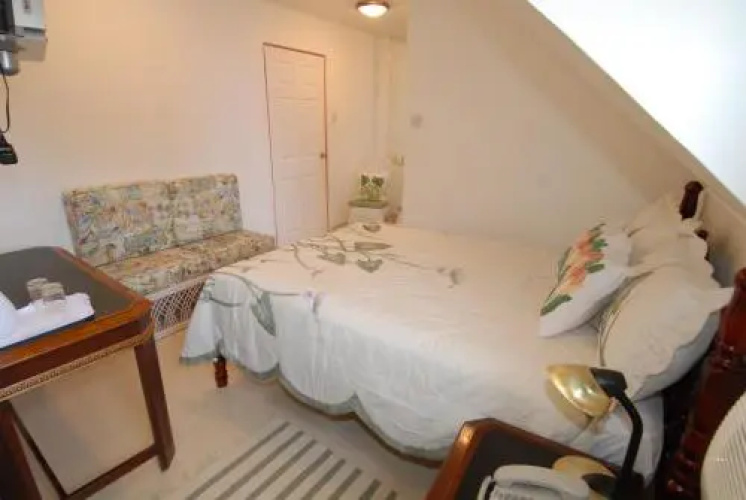 Deyna'S City Inn