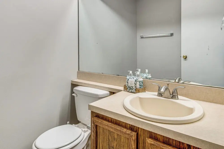 2 Mi to Castleton Square Mall! Quaint Condo