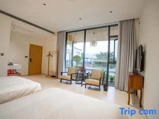 Standard Twin room with courtyard view