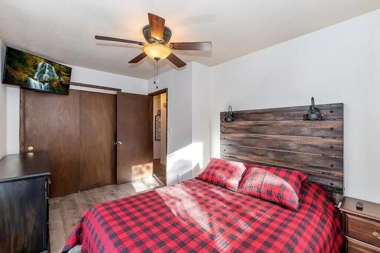 027 - Gold Mountain Getaway