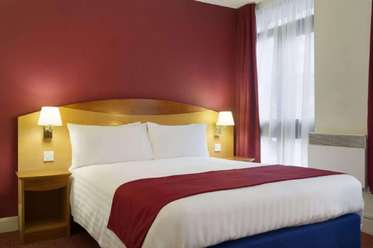 Waterloo Hub Hotel & Suites