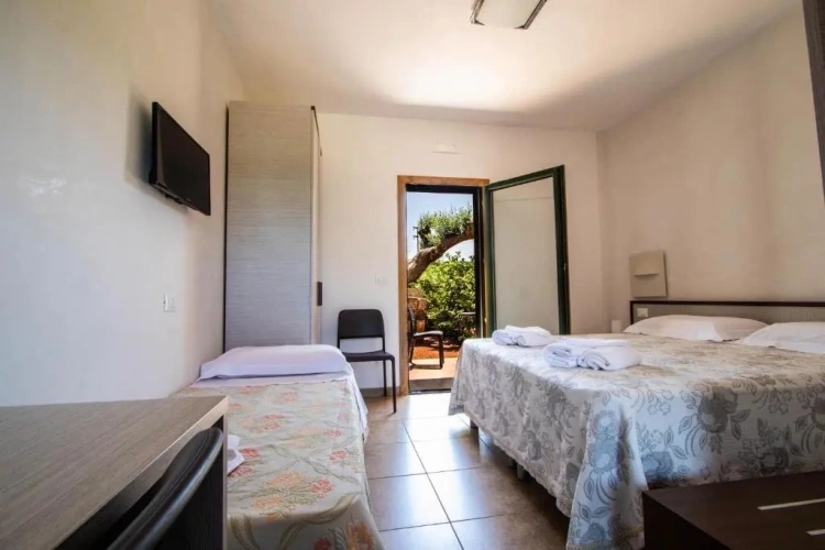 Standard Triple room with garden view