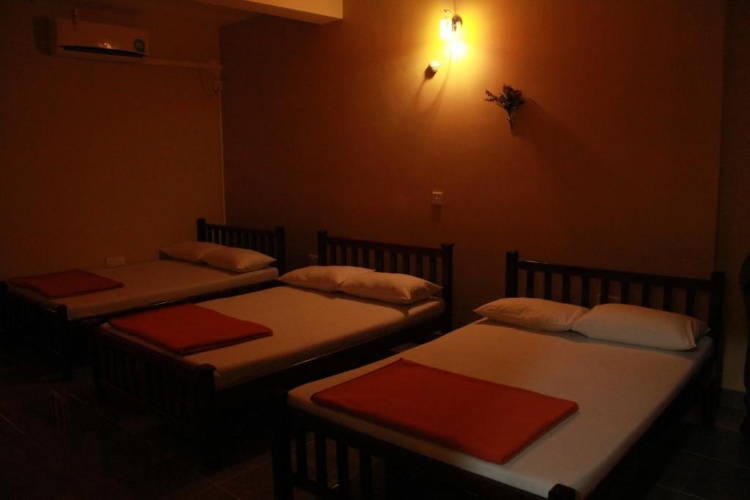 Standard Triple room