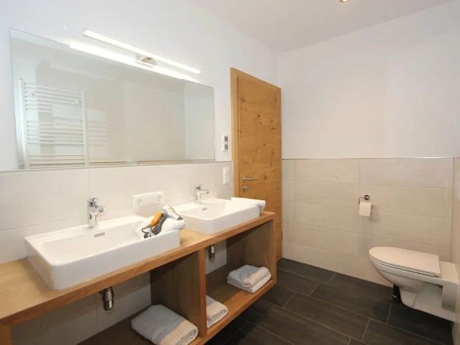 3 Bedrooms Apartment