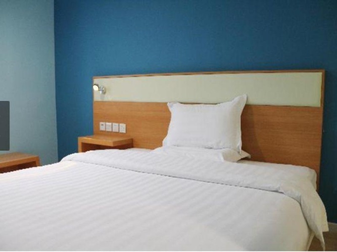 Standard Twin room with street view