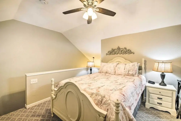Charming Condo w/ Deck, 4 Mi to Branson Strip