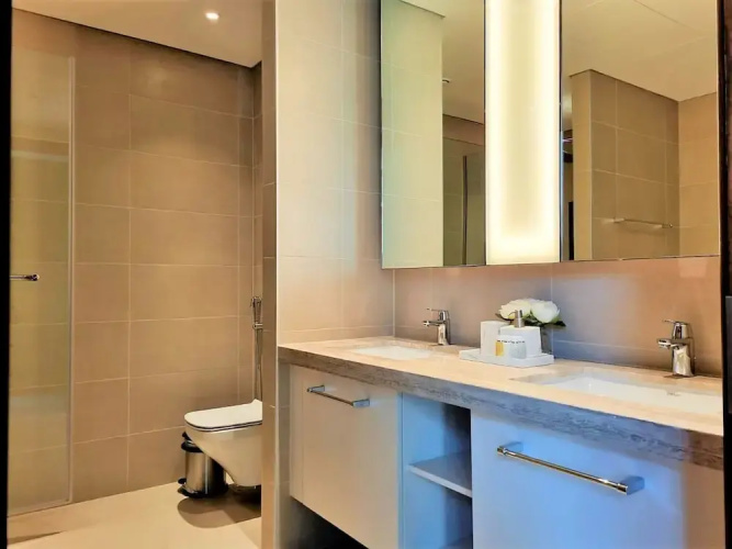 Luxurious Downtown Apt with balcony & View