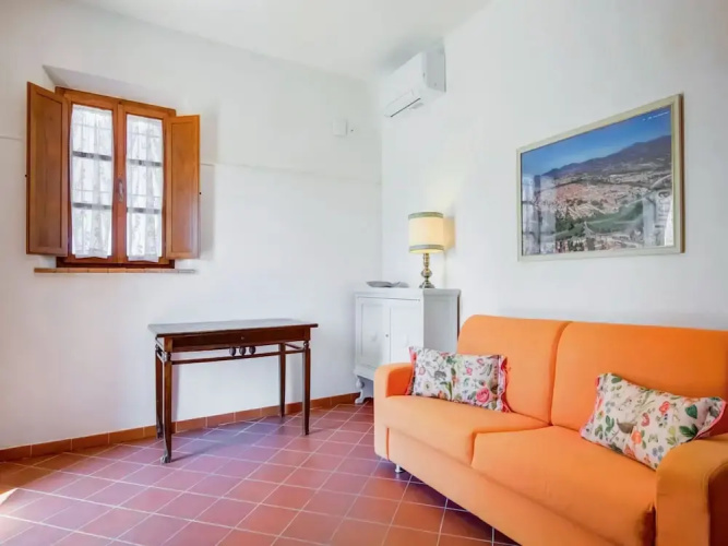 Apartment in Peccioli With Pool
