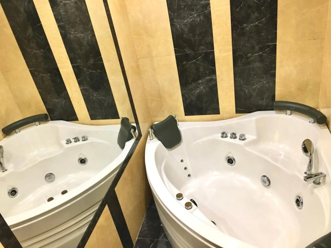 5-room jacuzzi apartment