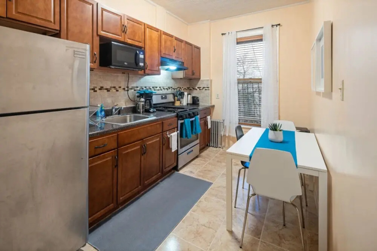 Spacious 3 Bdrm Close To Trains & Shops