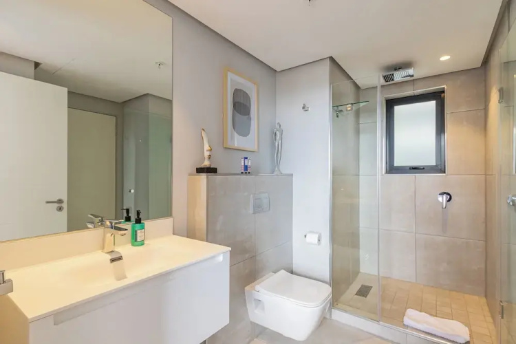16 On Bree Superior Apartment
