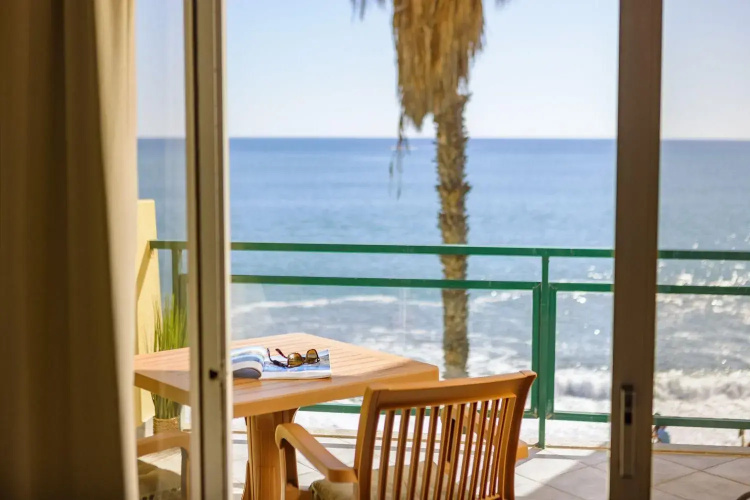 Cosy apartment with sea view and pool
