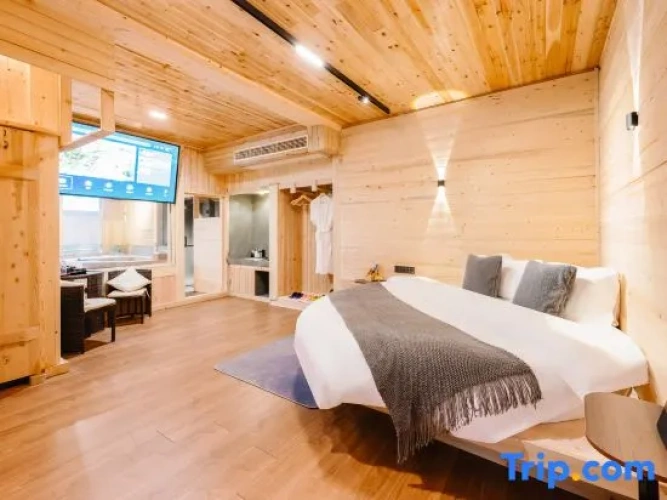 6 Bedrooms Standard Family room
