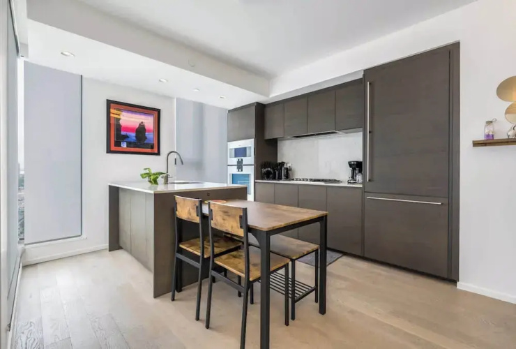 Chic Urban Stylish Condo in Downtown V