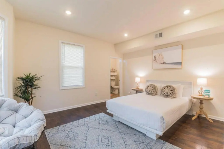 2 Blocks from Beach-Sleeps 16