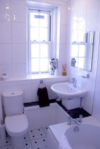 2 Bedroom Central Edinburgh Flat
