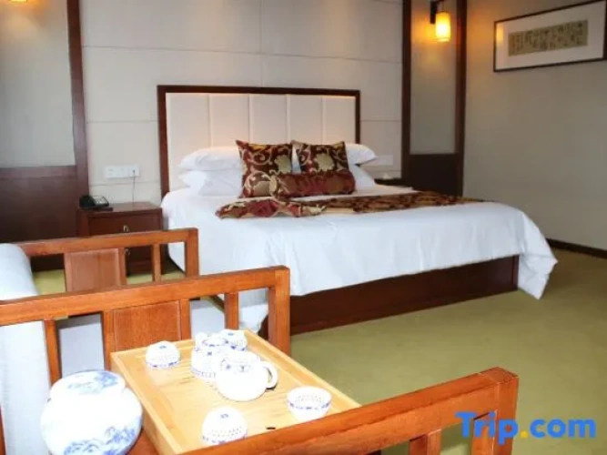 Suite with courtyard view