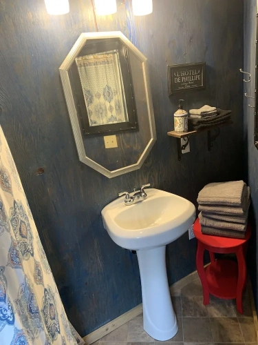 1 Bedroom Family Cottage with partial ocean view