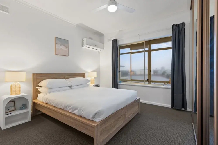 Beachside 2-bed Apartment With Balcony Views