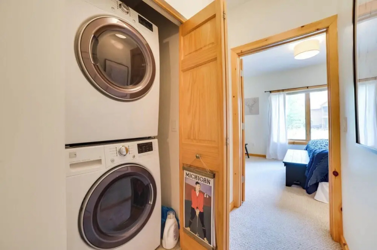 Modern Bellaire Condo: Pool Access, Near Skiing!