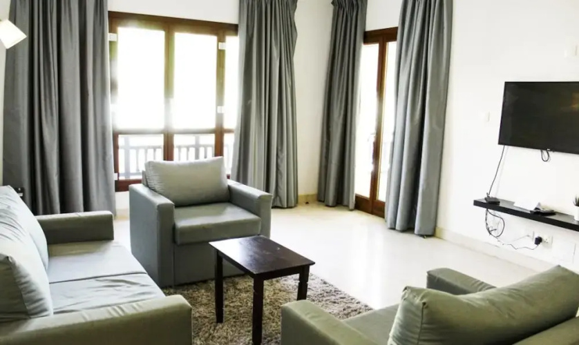 2-bedroom Waterfront Retreat