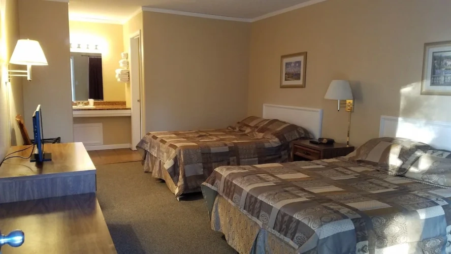 Deluxe Quadruple Basement room