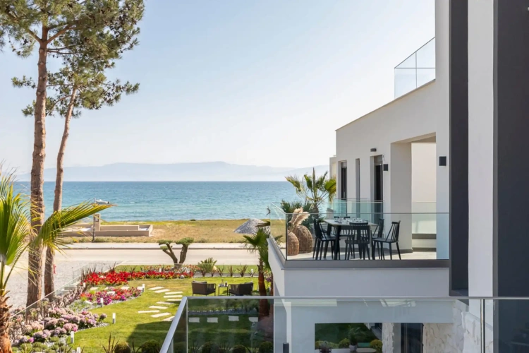 4 Bedrooms Villa