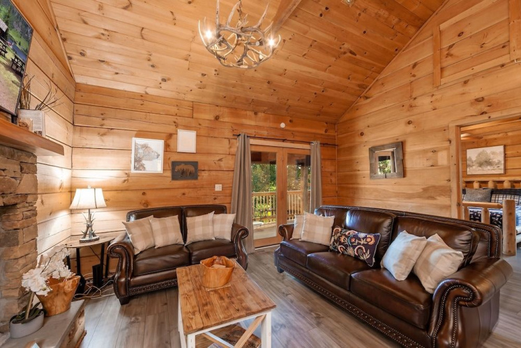Pappy's Peak 2 Bedroom Cabin by RedAwning