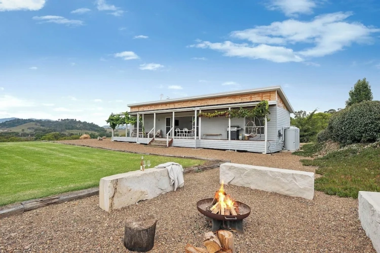 Cottage with mountain view