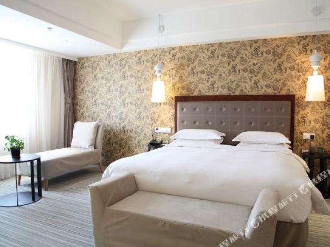 Deluxe Double room with city view