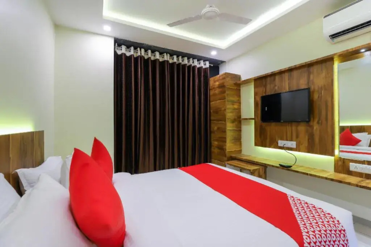 Hotel Phoenix by OYO Rooms
