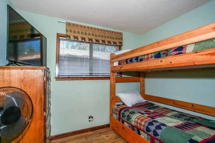 1828-goldilocks Getaway 2 Bedroom Home by RedAwning