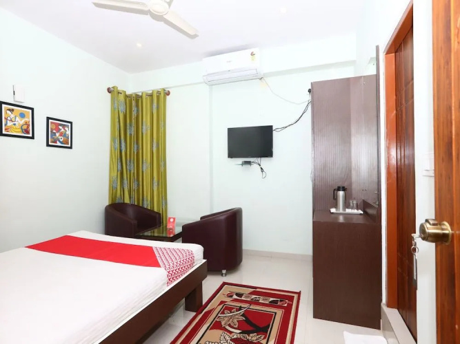 OYO 15725 Golden Residency