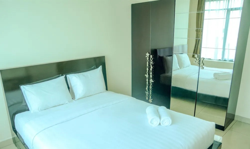 Spacious Hampton's Park Apartment with Working Space