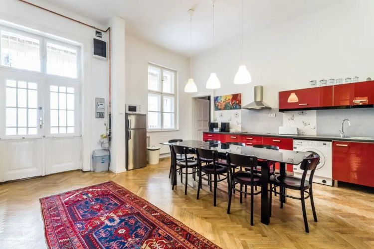 BERTA - 4 Bedrooms, 3 Baths