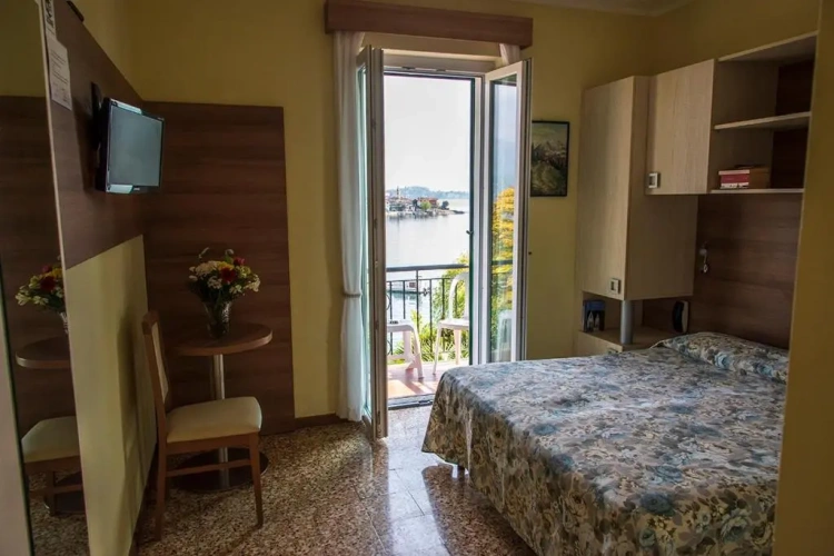 Standard Double room with balcony and with lake view