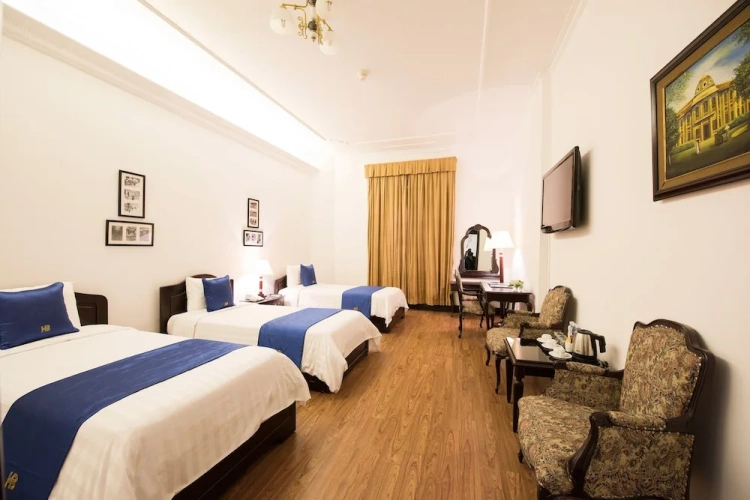 Standard Triple room with city view